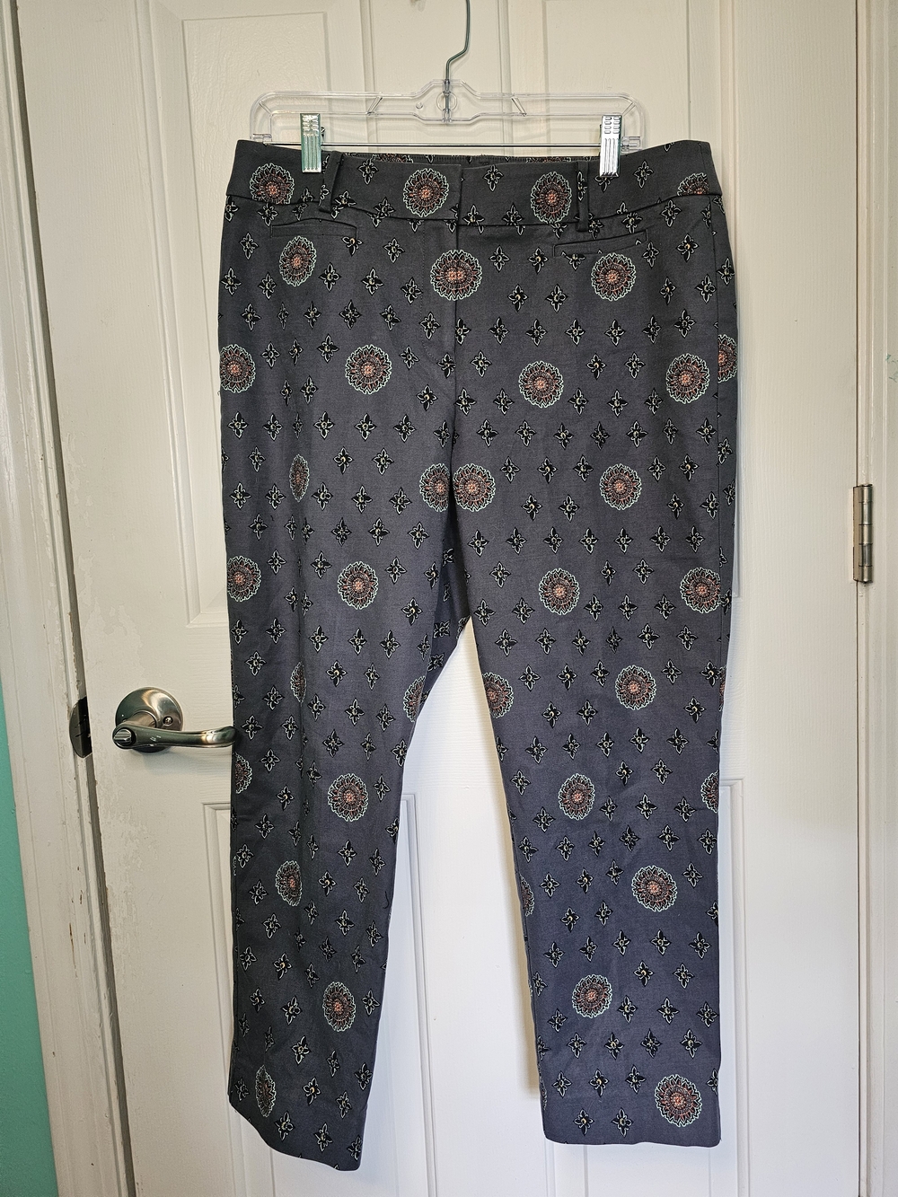 LOFT "Julie" Gray Medallion Patterned Professional Capri's Women's Size 10